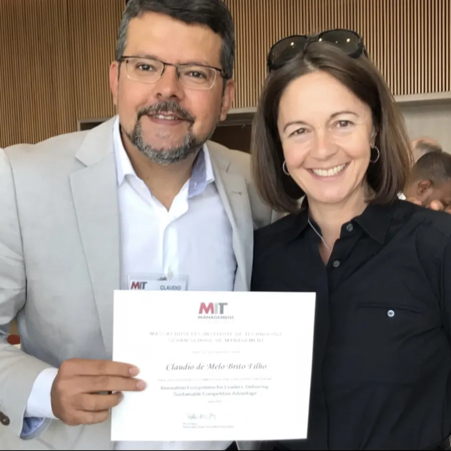 Claudio Brito com Fiona Murray, segurando o certificado do MIT Sloan